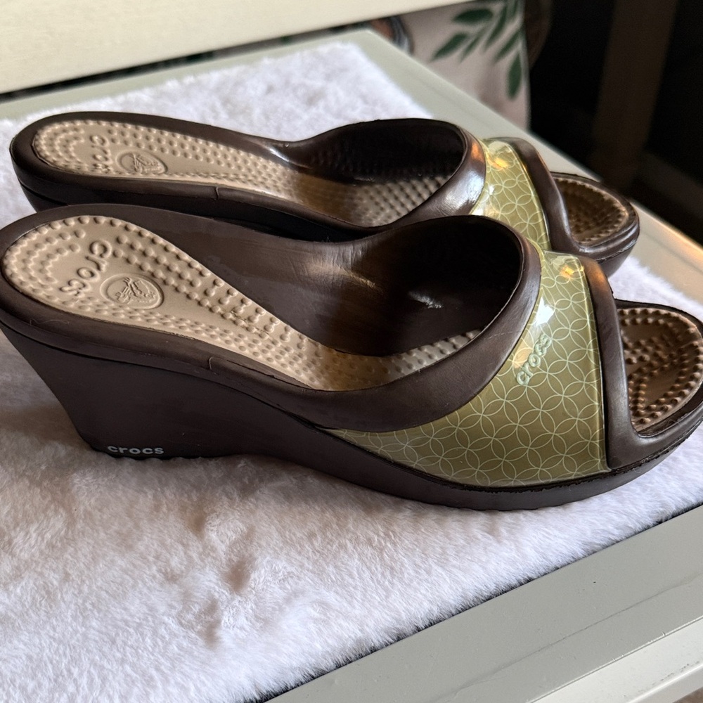 CROCS Women's Brown Wedge Slides with Olive Pattern SIZE 8 ✨ 🐊